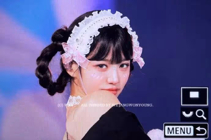 張元英穿露背短裙大秀光滑美背!膚白貌美性感撩人