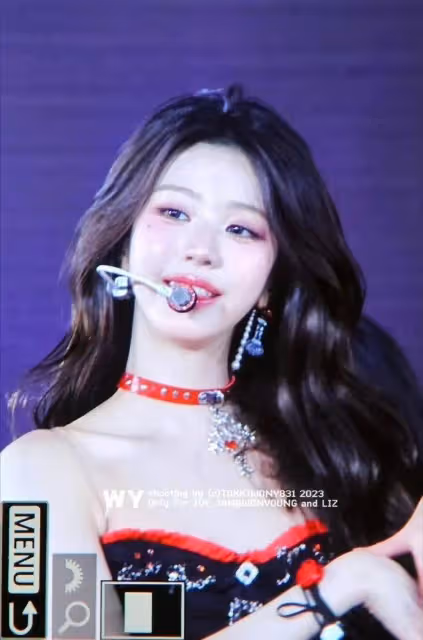張元英穿露背短裙大秀光滑美背!膚白貌美性感撩人