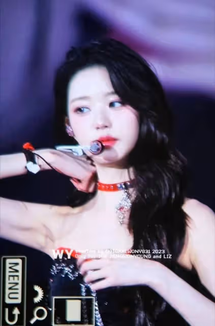 張元英穿露背短裙大秀光滑美背!膚白貌美性感撩人