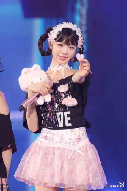 張元英穿露背短裙大秀光滑美背!膚白貌美性感撩人