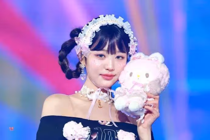 張元英穿露背短裙大秀光滑美背!膚白貌美性感撩人