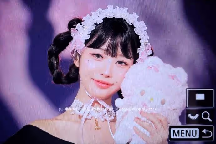 張元英穿露背短裙大秀光滑美背!膚白貌美性感撩人