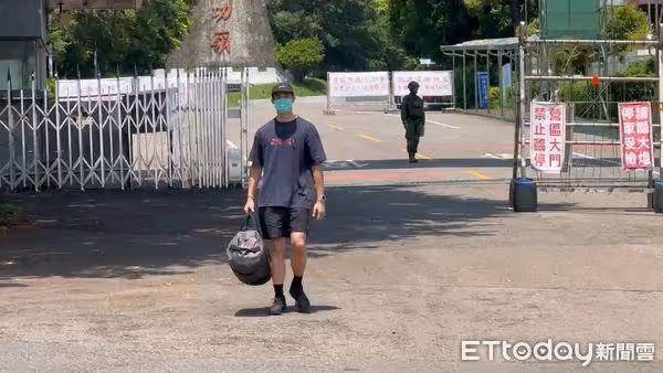 許光漢結訓了!拎包步出成功嶺畫面曝 搭賓士保母車離開