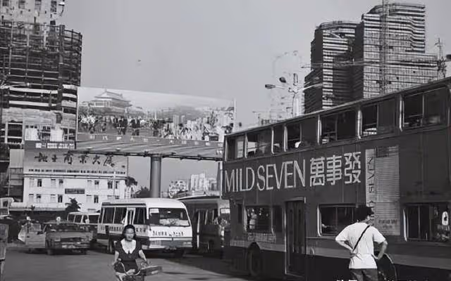 他是江西神秘野人,因失戀選擇隱居,今住在岩壁上的三室一廳