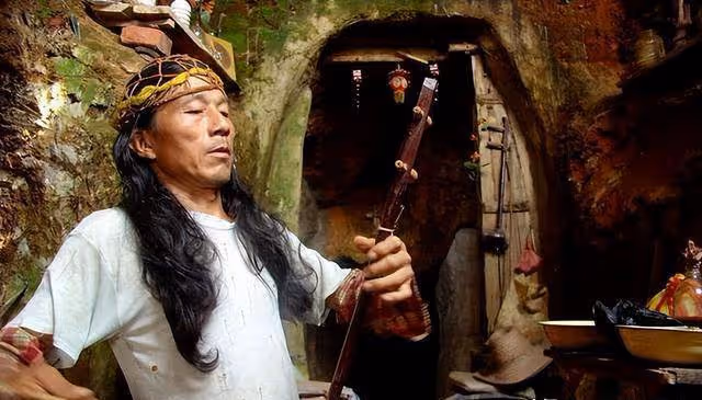 他是江西神秘野人,因失戀選擇隱居,今住在岩壁上的三室一廳