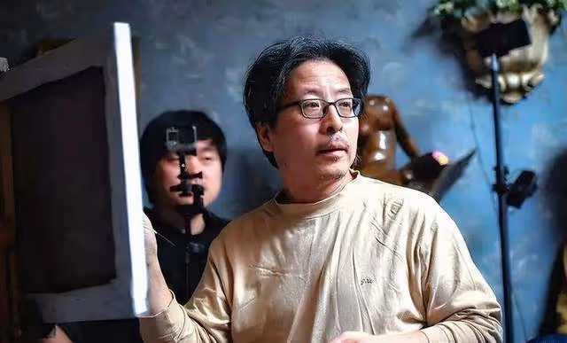 他畫發動機,橫的賣198萬豎的1897萬,放大專家稱這後根本不是畫