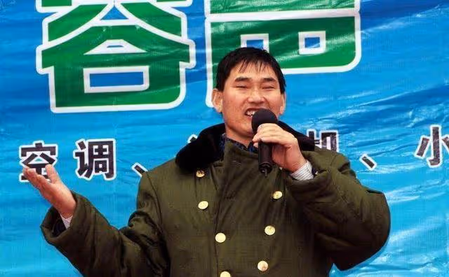 被人扔磚頭、被全村當搖錢樹,「大衣哥」朱之文為何被「罵」?