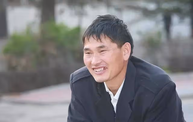 被人扔磚頭、被全村當搖錢樹,「大衣哥」朱之文為何被「罵」?