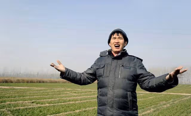 被人扔磚頭、被全村當搖錢樹,「大衣哥」朱之文為何被「罵」?