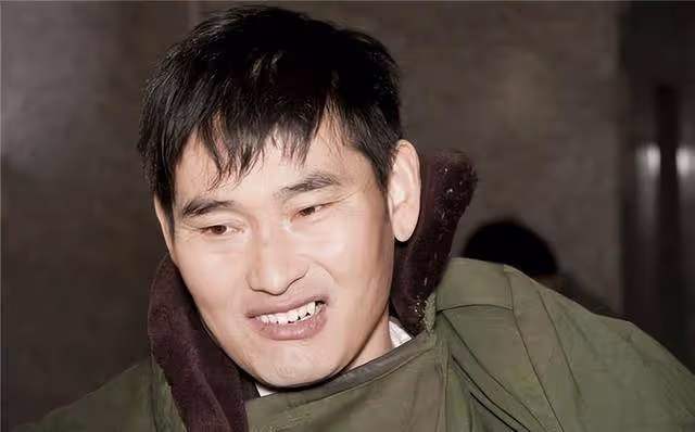 被人扔磚頭、被全村當搖錢樹,「大衣哥」朱之文為何被「罵」?