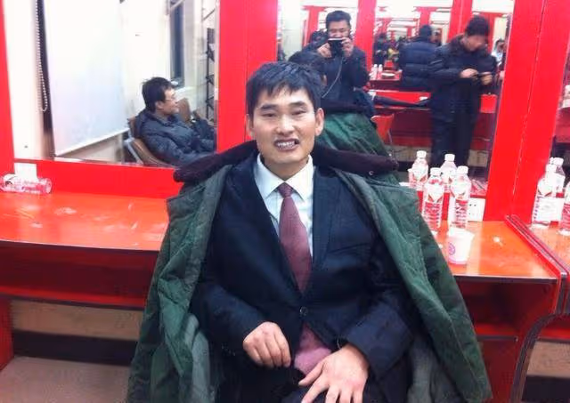 被人扔磚頭、被全村當搖錢樹,「大衣哥」朱之文為何被「罵」?