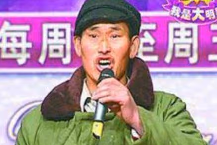 被人扔磚頭、被全村當搖錢樹,「大衣哥」朱之文為何被「罵」?