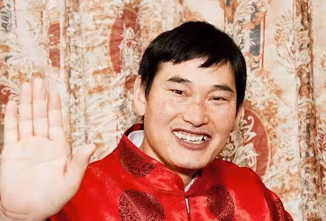 被人扔磚頭、被全村當搖錢樹,「大衣哥」朱之文為何被「罵」?