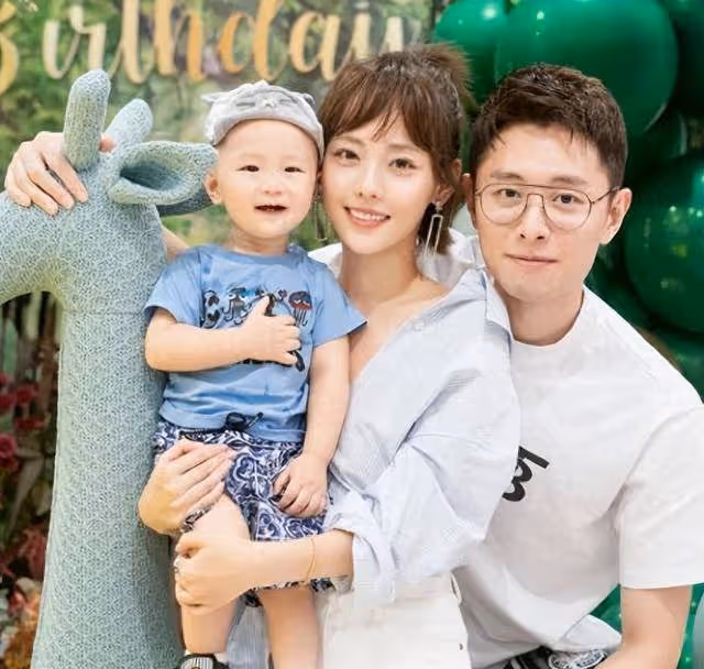 這一次,36歲靠美貌翻身的張嘉倪,徹底撕開了前任買超的尷尬處境