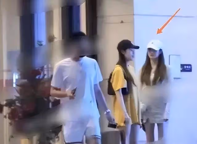 這一次,36歲靠美貌翻身的張嘉倪,徹底撕開了前任買超的尷尬處境