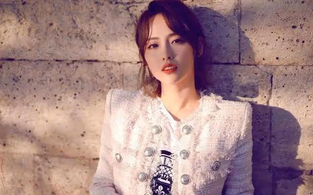 這一次,36歲靠美貌翻身的張嘉倪,徹底撕開了前任買超的尷尬處境