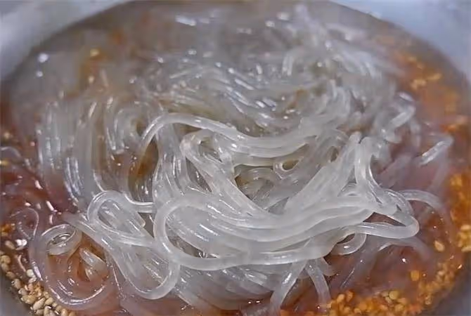 愛吃酸辣粉不用買,自己在家,簡單調料,酸辣爽口開胃,真好吃