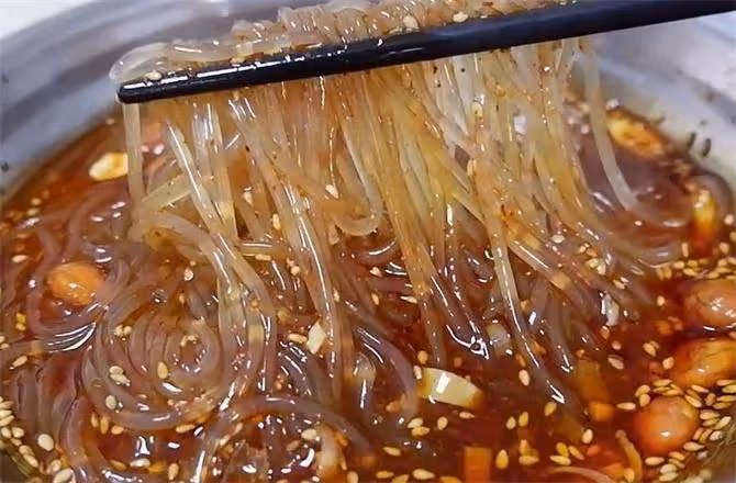 愛吃酸辣粉不用買,自己在家,簡單調料,酸辣爽口開胃,真好吃