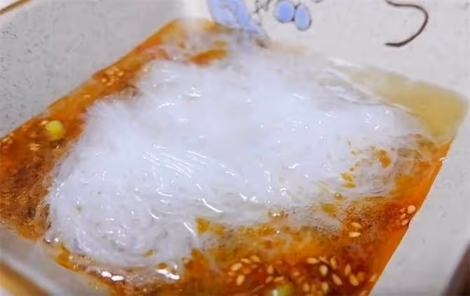 吃了能打嗝的粉絲做法,做法簡單,關鍵就在料汁,太過癮了