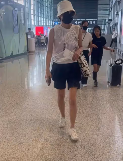 馬伊琍和兩個女兒現身機場,衣品一言難盡,小女兒跟文章長的一樣