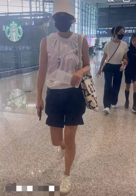 馬伊琍和兩個女兒現身機場,衣品一言難盡,小女兒跟文章長的一樣