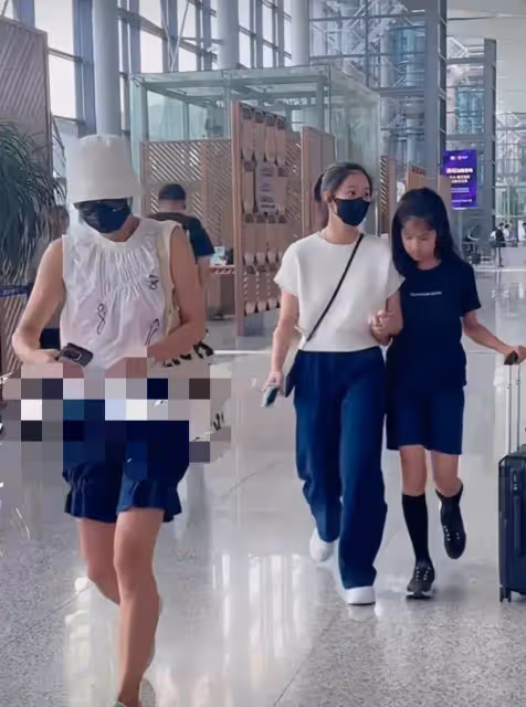 馬伊琍和兩個女兒現身機場,衣品一言難盡,小女兒跟文章長的一樣