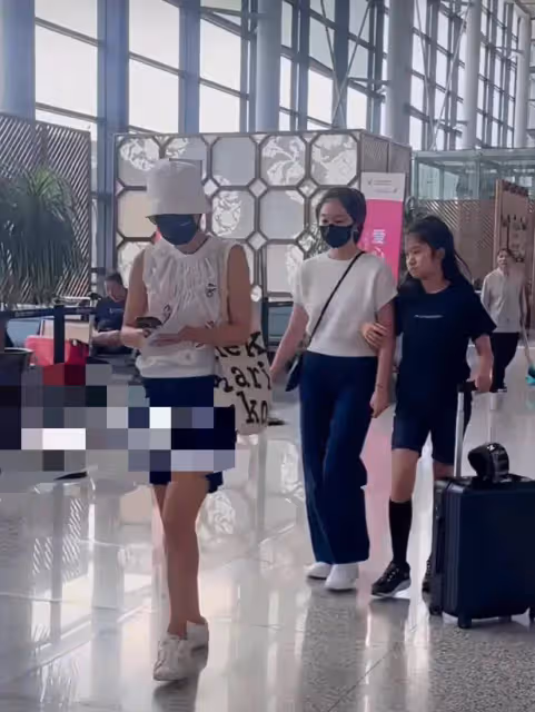 馬伊琍和兩個女兒現身機場,衣品一言難盡,小女兒跟文章長的一樣