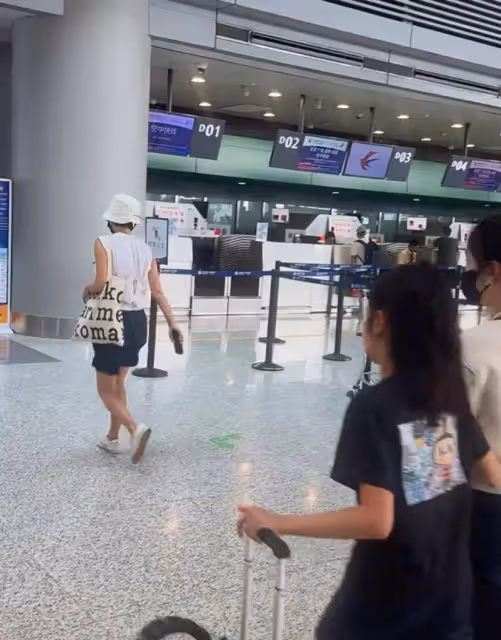 馬伊琍和兩個女兒現身機場,衣品一言難盡,小女兒跟文章長的一樣