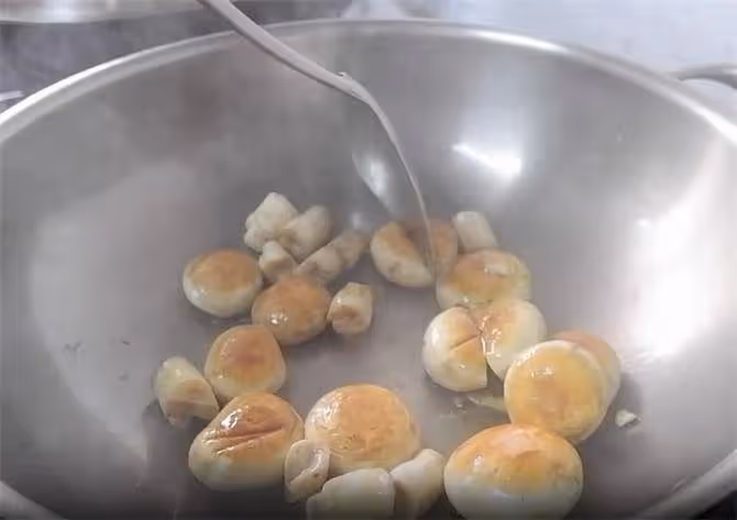 一口鮮上頭的口菇鮮湯,做法簡單,不用多餘調料,喝一口真的過癮