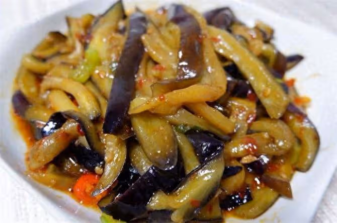茄子最下飯的做法,簡單易學的魚香茄條,今天又是費米飯的一天