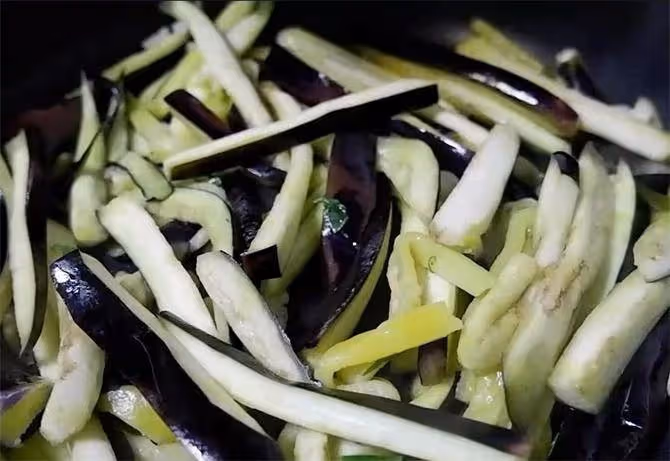茄子最下飯的做法,簡單易學的魚香茄條,今天又是費米飯的一天