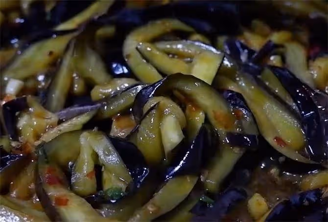 茄子最下飯的做法,簡單易學的魚香茄條,今天又是費米飯的一天