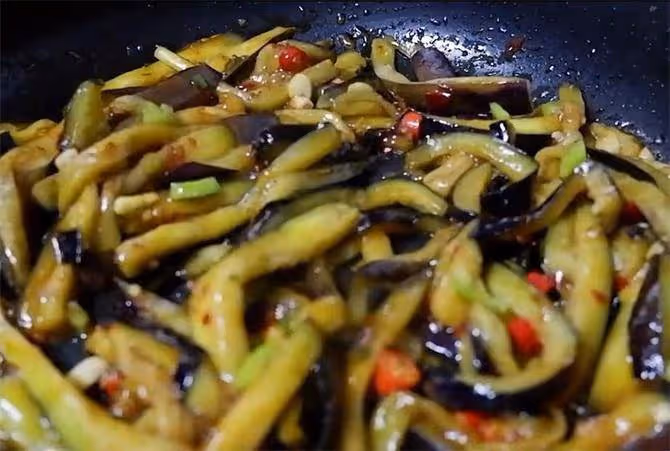 茄子最下飯的做法,簡單易學的魚香茄條,今天又是費米飯的一天