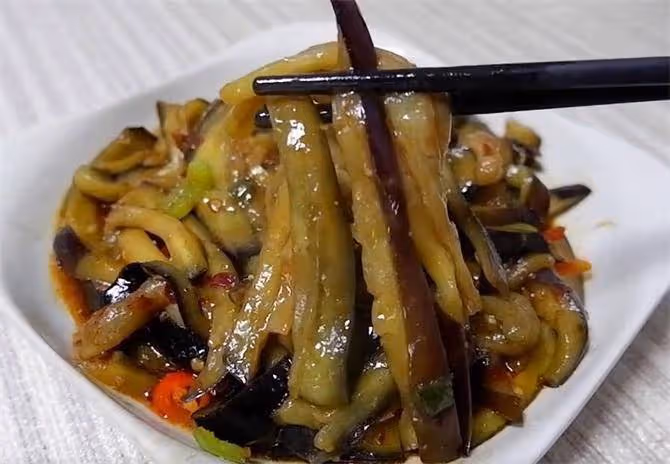 茄子最下飯的做法,簡單易學的魚香茄條,今天又是費米飯的一天