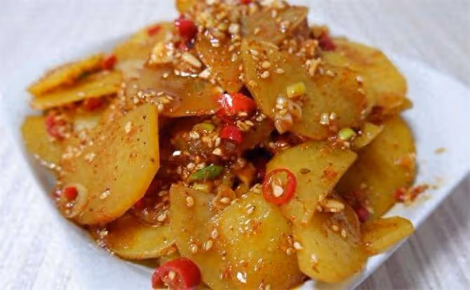土豆不要炒了,這個做法更好吃,酸辣爽口,做法還簡單,真過癮