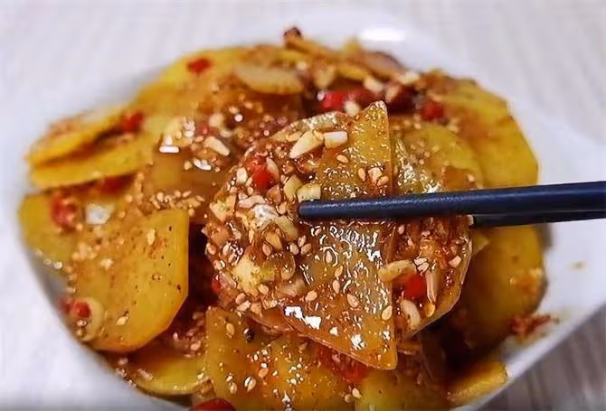 土豆不要炒了,這個做法更好吃,酸辣爽口,做法還簡單,真過癮