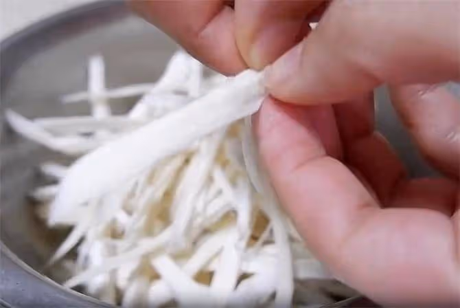 杏鮑菇這樣做,口感和味道真像魷魚,香辣好吃,吃著真的太過癮了