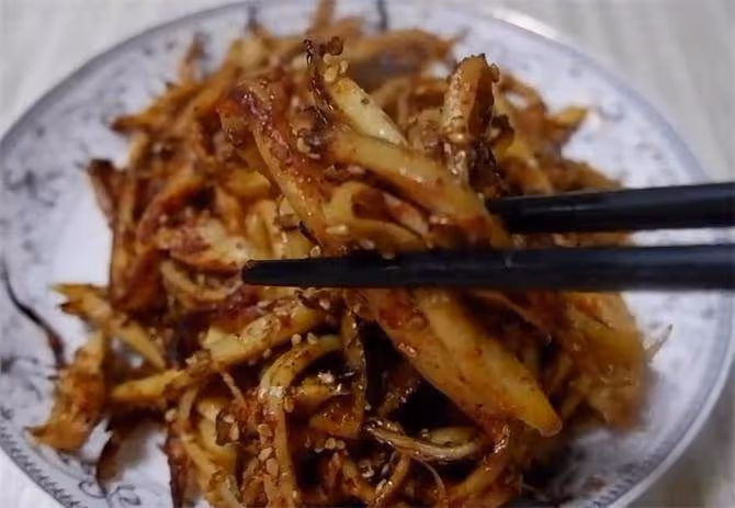 杏鮑菇這樣做,口感和味道真像魷魚,香辣好吃,吃著真的太過癮了