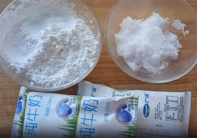 只需5分鐘,2袋牛奶,在家就能做出香甜軟糯的牛奶方糕,一學就會