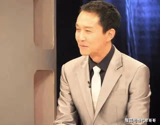 演員吳剛:娶了同學岳秀清,結婚31年無緋聞,被妻子寵成寶