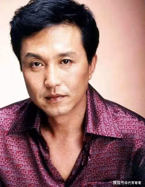 演員吳剛:娶了同學岳秀清,結婚31年無緋聞,被妻子寵成寶