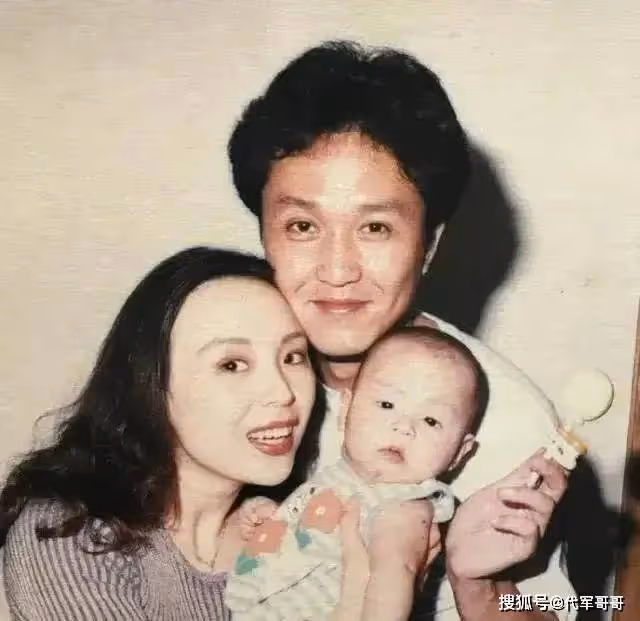 演員吳剛：娶了同學岳秀清，結婚31年無緋聞，被妻子寵成寶