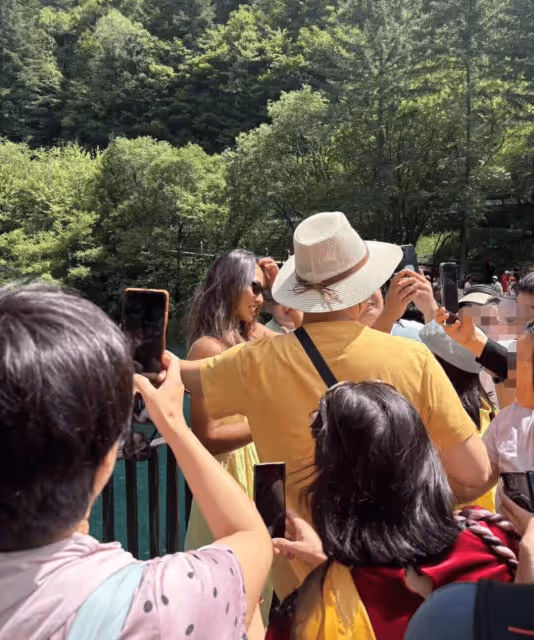 鄭欽文和爸爸媽媽來九寨溝旅遊,一身度假造型,很溫柔很漂亮