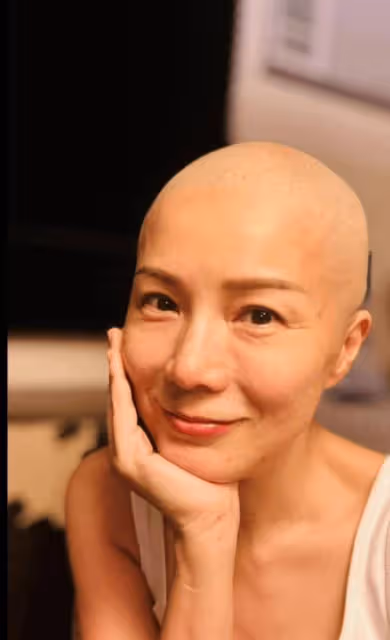 患癌化療狂脫髮!TVB前女星讓寶貝女兒幫她剃光頭!直言:想她們長大後...