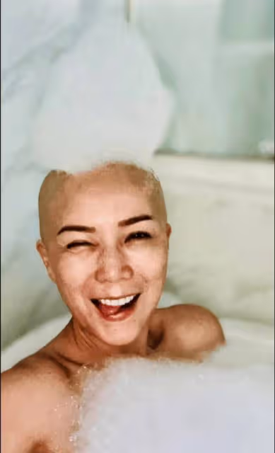 患癌化療狂脫髮!TVB前女星讓寶貝女兒幫她剃光頭!直言:想她們長大後...