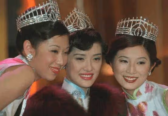 患癌化療狂脫髮!TVB前女星讓寶貝女兒幫她剃光頭!直言:想她們長大後...