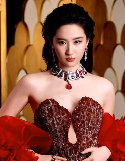 上海這一夜,劉亦菲又美了,趙露思臉腫到認不出