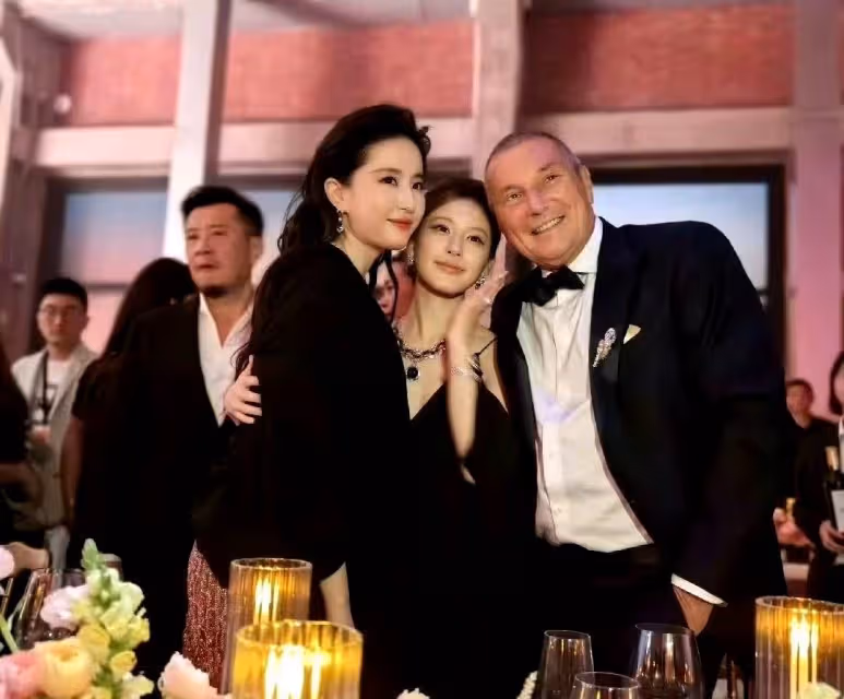 上海這一夜,劉亦菲又美了,趙露思臉腫到認不出