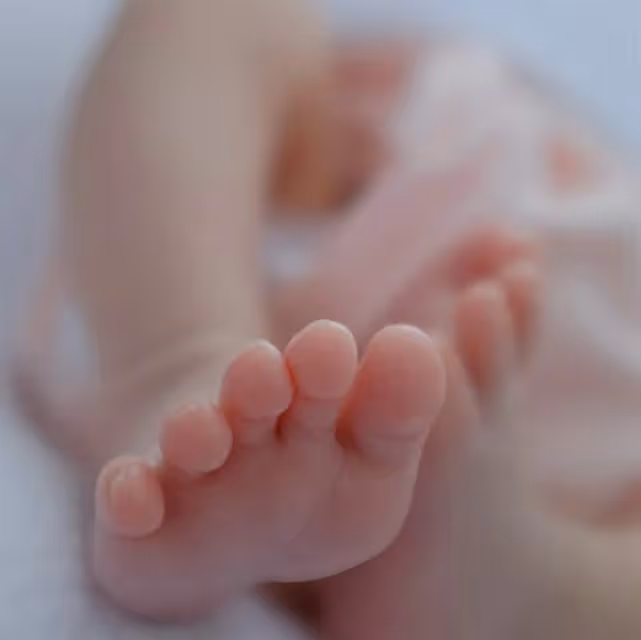 恭喜!香港知名男星梁家輝升級當外公,大女兒宣布平安生女
