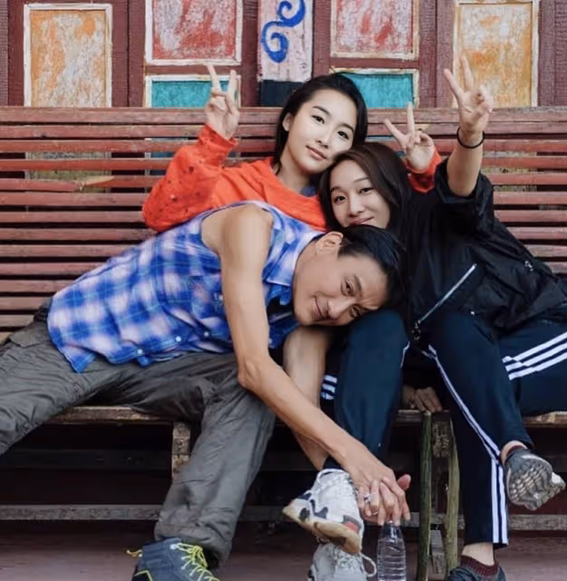恭喜!香港知名男星梁家輝升級當外公,大女兒宣布平安生女